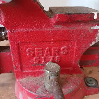 SWIVEL BENCH VISE, SOLDERING KIT AND AN AUTO-LEVELING LASER