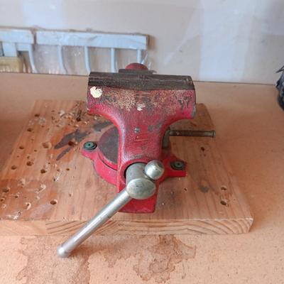 SWIVEL BENCH VISE, SOLDERING KIT AND AN AUTO-LEVELING LASER