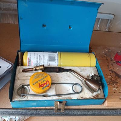 SWIVEL BENCH VISE, SOLDERING KIT AND AN AUTO-LEVELING LASER