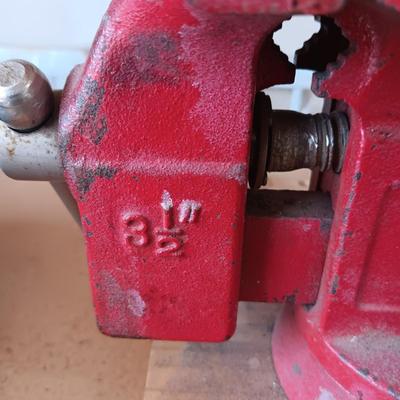 SWIVEL BENCH VISE, SOLDERING KIT AND AN AUTO-LEVELING LASER