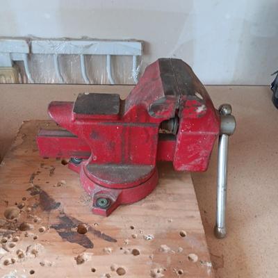 SWIVEL BENCH VISE, SOLDERING KIT AND AN AUTO-LEVELING LASER