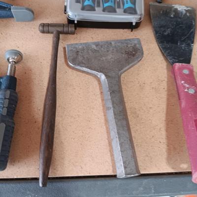 2 BAR CLAMPS AND HAND TOOLS