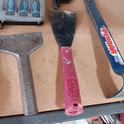 2 BAR CLAMPS AND HAND TOOLS