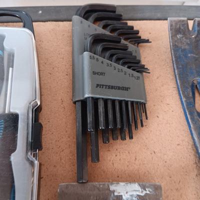 2 BAR CLAMPS AND HAND TOOLS