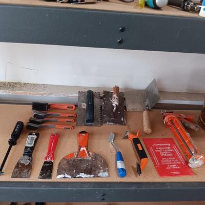 TILING AND GROUT TOOLS
