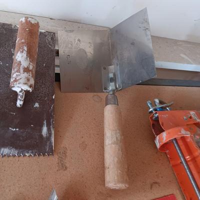 TILING AND GROUT TOOLS