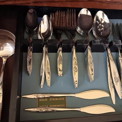 ONEIDA 8 PLACE SETTING FLATWARE WITH SERVING PIECES PLUS PLACEMATS