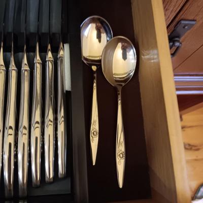 ONEIDA 8 PLACE SETTING FLATWARE WITH SERVING PIECES PLUS PLACEMATS