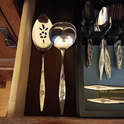 ONEIDA 8 PLACE SETTING FLATWARE WITH SERVING PIECES PLUS PLACEMATS