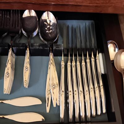 ONEIDA 8 PLACE SETTING FLATWARE WITH SERVING PIECES PLUS PLACEMATS