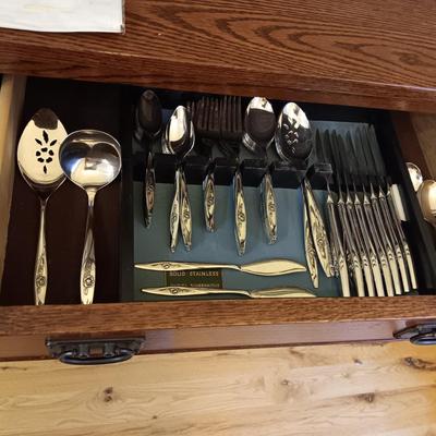 ONEIDA 8 PLACE SETTING FLATWARE WITH SERVING PIECES PLUS PLACEMATS