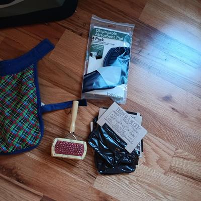 MEDIUM SIZE PORT A CRATE PET CARRIER AND OTHER PET ITEMS