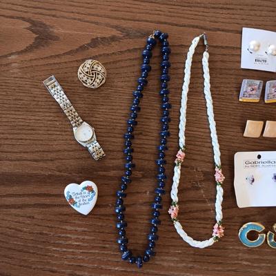 A COLLECTION OF COSTUME JEWELRY