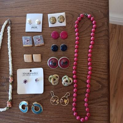 A COLLECTION OF COSTUME JEWELRY