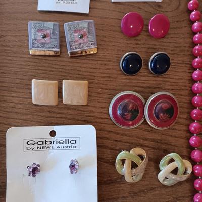 A COLLECTION OF COSTUME JEWELRY