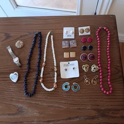 A COLLECTION OF COSTUME JEWELRY