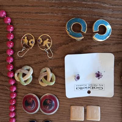A COLLECTION OF COSTUME JEWELRY