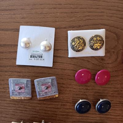 A COLLECTION OF COSTUME JEWELRY
