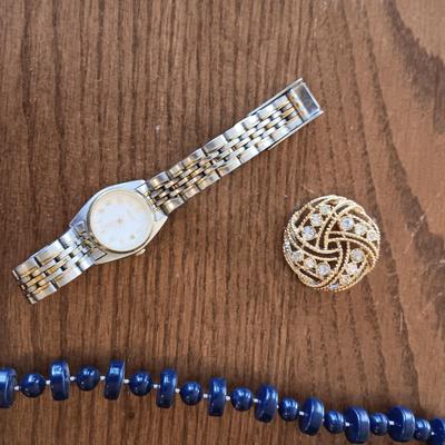A COLLECTION OF COSTUME JEWELRY