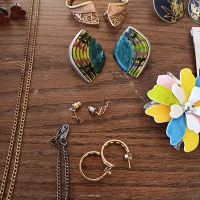 AN ASSORTMENT OF COSTUME JEWELRY