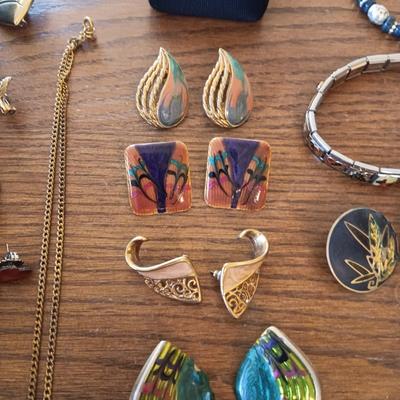 AN ASSORTMENT OF COSTUME JEWELRY