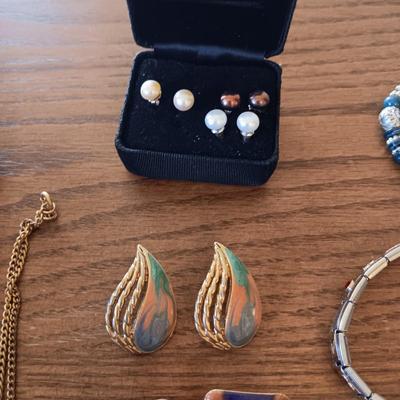 AN ASSORTMENT OF COSTUME JEWELRY