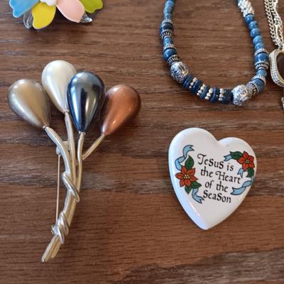 AN ASSORTMENT OF COSTUME JEWELRY