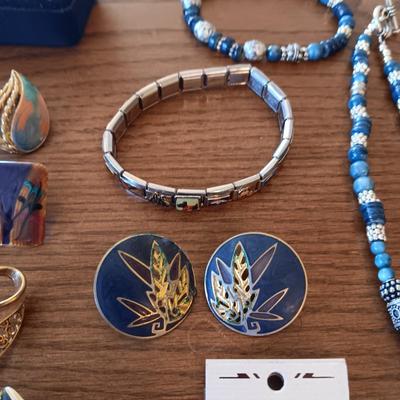 AN ASSORTMENT OF COSTUME JEWELRY