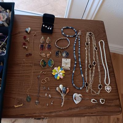AN ASSORTMENT OF COSTUME JEWELRY