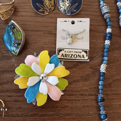 AN ASSORTMENT OF COSTUME JEWELRY
