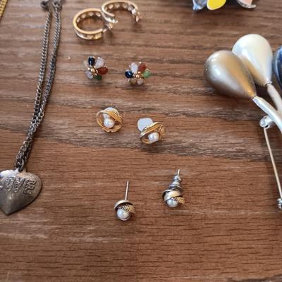 AN ASSORTMENT OF COSTUME JEWELRY