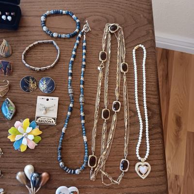 AN ASSORTMENT OF COSTUME JEWELRY