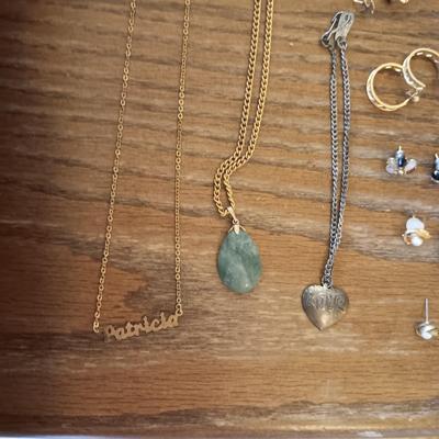 AN ASSORTMENT OF COSTUME JEWELRY