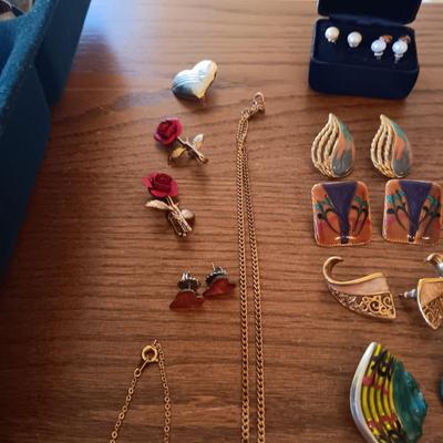 AN ASSORTMENT OF COSTUME JEWELRY