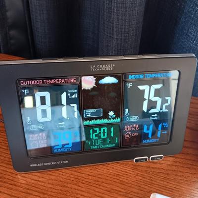 ATOMIC CLOCK AND A RCA ALARM CLOCK RADIO