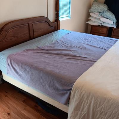 CLEAN KING SIZE TEMPURPEDIC TYPE BED WITH BEDDING