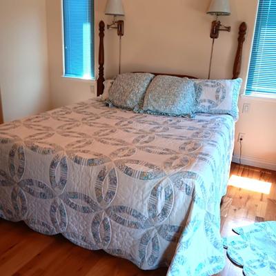 CLEAN KING SIZE TEMPURPEDIC TYPE BED WITH BEDDING