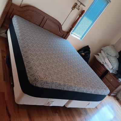 CLEAN KING SIZE TEMPURPEDIC TYPE BED WITH BEDDING