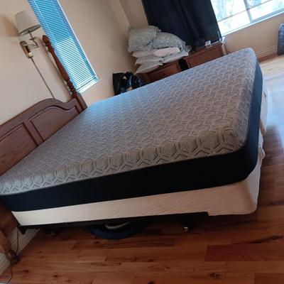 CLEAN KING SIZE TEMPURPEDIC TYPE BED WITH BEDDING