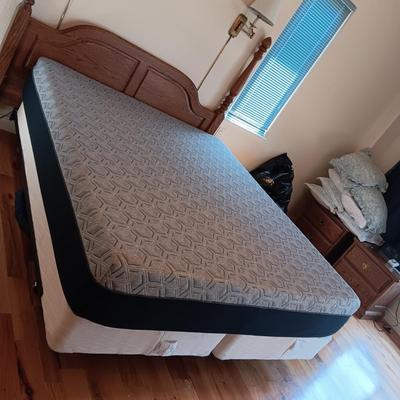 CLEAN KING SIZE TEMPURPEDIC TYPE BED WITH BEDDING