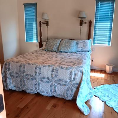 CLEAN KING SIZE TEMPURPEDIC TYPE BED WITH BEDDING