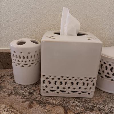CERAMIC BATHROOM ENSEMBLE AND GLASS VOTIVE CANDLE HOLDERS