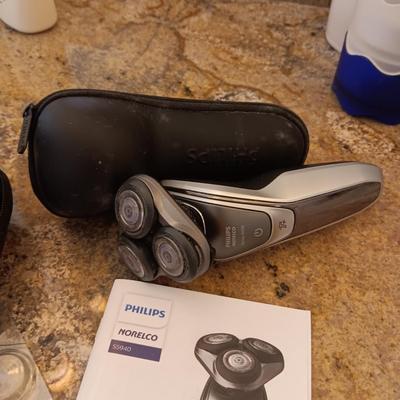 2 ELECTRIC SHAVERS