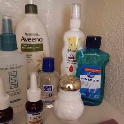 AN ASSORTMENT OF TOILETRIES