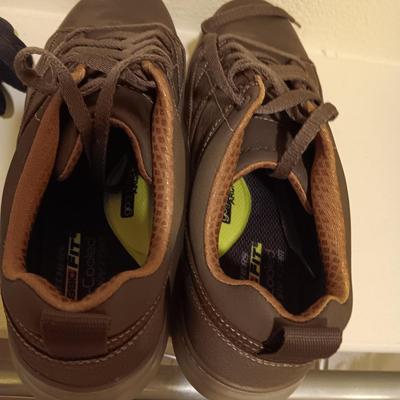 MENS SKECHERS AND XL WINTER GLOVES