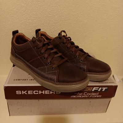 MENS SKECHERS AND XL WINTER GLOVES