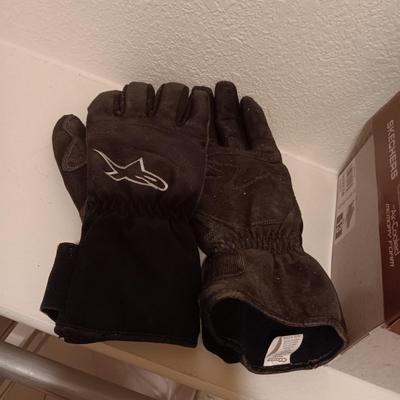 MENS SKECHERS AND XL WINTER GLOVES