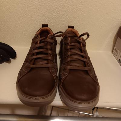 MENS SKECHERS AND XL WINTER GLOVES