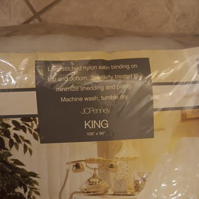 KING SIZE HEATED BLANKET, QUEEN SIZE AIR MATTRESS WITH BUILT IN PUMP AND KNIT THROW BLANKET