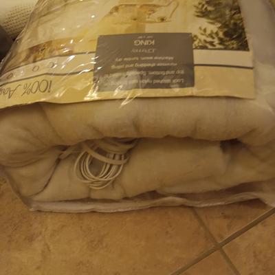 KING SIZE HEATED BLANKET, QUEEN SIZE AIR MATTRESS WITH BUILT IN PUMP AND KNIT THROW BLANKET